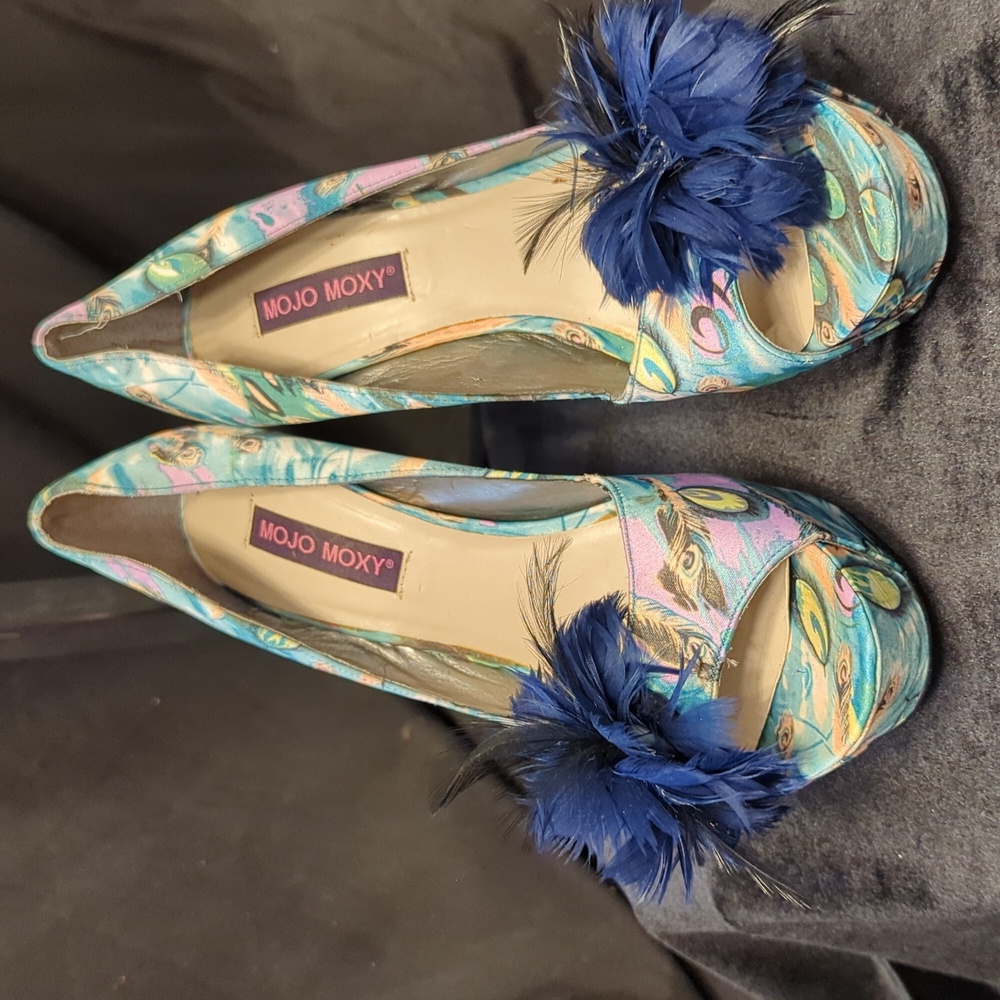 Mojo Moxy peacock print platform heels